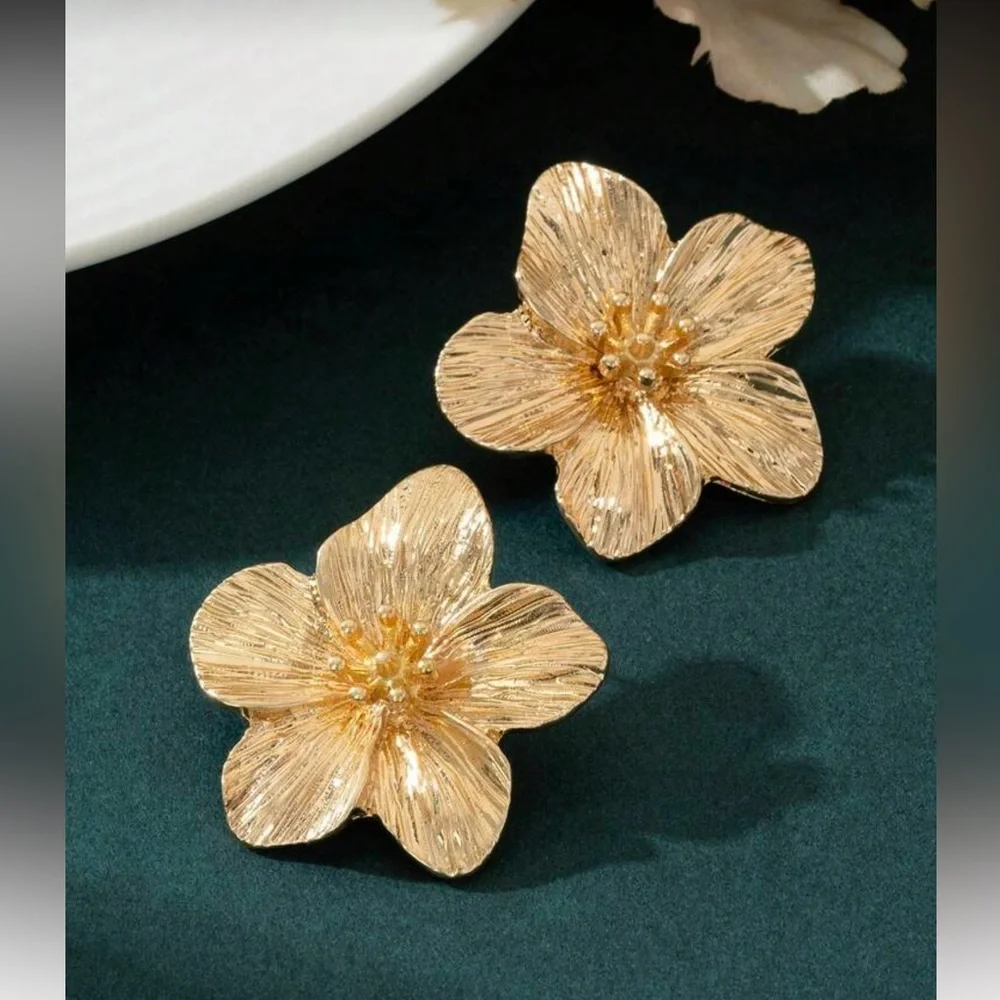 Flower Shaped Earrings - Picture 4 of 5